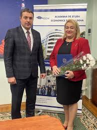 Un bărbat și un amic său au fost arestați pentru corupție în fața Academiei de Studii Economice din Chișinău